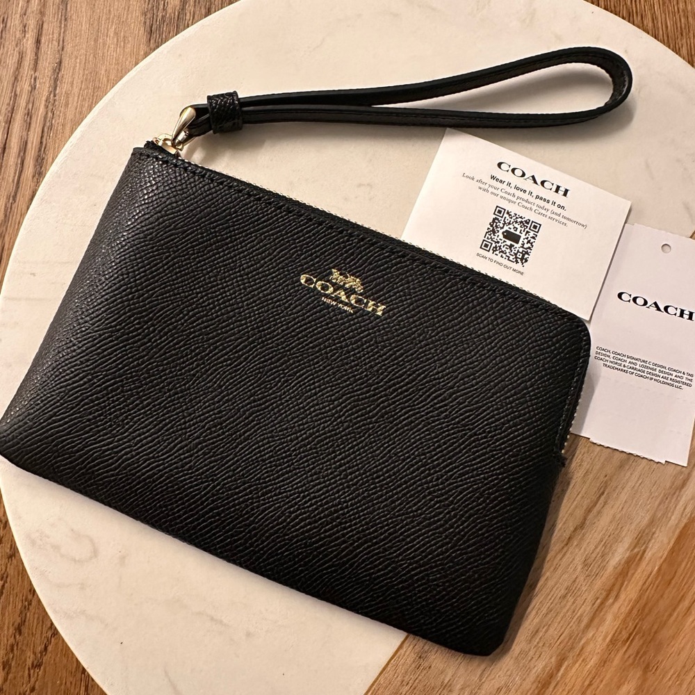 NWT! NEW! Coach Wristlet with handle -BLACK